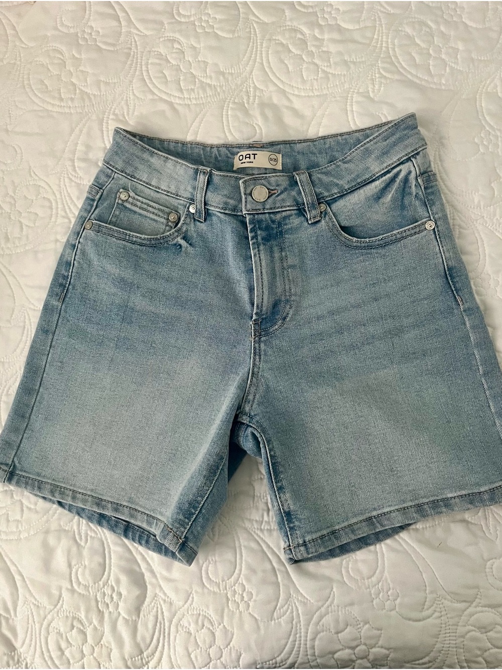 Oat Light Wash Denim Women’s Shorts Size 0/25